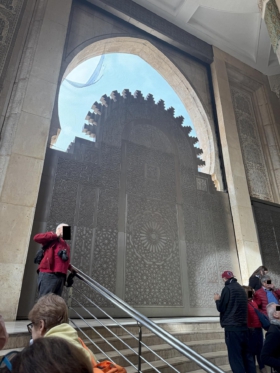 schweres Metalltor in der Moschee - öffnet nach oben