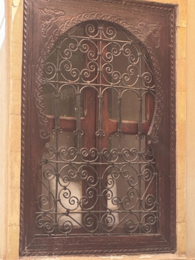 traditionelle Fenstergitter schützen vor Blicken der Nachbarn