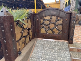 kunstvoller Zaun mit Türe