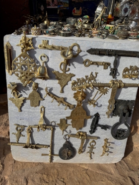 Kunstvolle Beschläge auf dem Markt in Fes